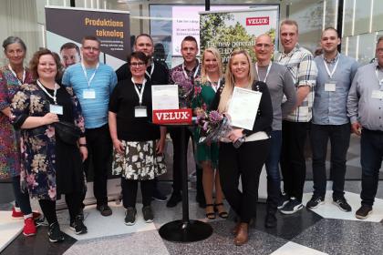 Velux vinder specialpris Medarbejdere fra Velux og Erhvervsakademi MidtVest står i stor gruppe sammen